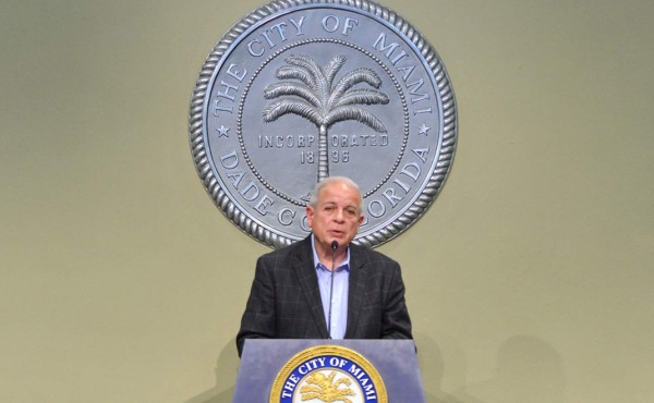 Alcalde de Miami desafía a Trump y protegerá a inmigrantes