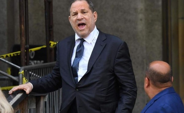 Weinstein recibe insultos en extraña aparición en club de Nueva York