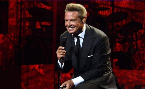 Luis Miguel causa indignación al dar concierto en aparente borrachera