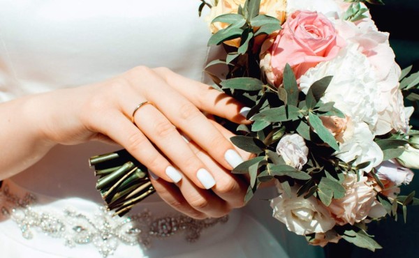 Sueña ver a hija casa de blanco