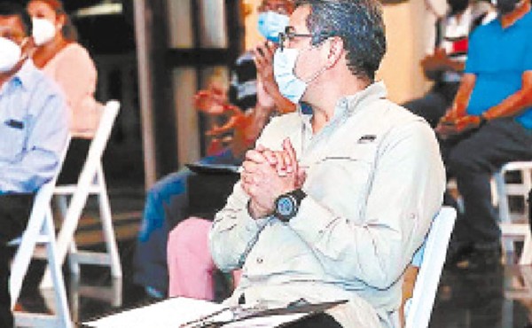 Presidente Hernández entrega Bono Único a personas afectadas por la pandemia