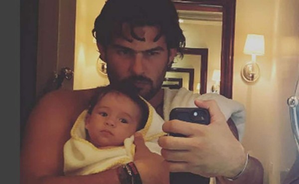 El novio de Paulina Rubio se quita la ropa en Instagram