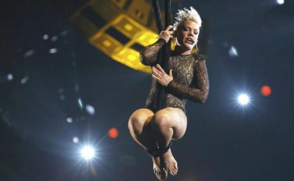 Pink posa para revista australiana