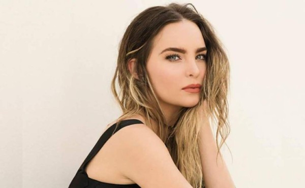 Belinda presume a su mamá y su parecido desata controversia