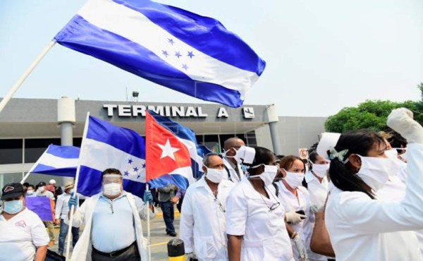 Brigada médica cubana recibe del CN la condecoración 'Cruz de Comendador”
