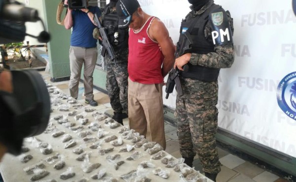 Lo detienen con más de 200 bolsitas de supuesta marihuana