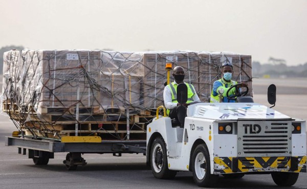 Ghana recibe la primera entrega mundial de vacunas gratuitas Covax