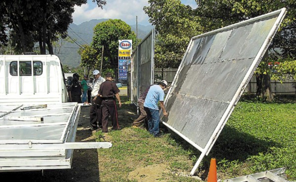 Retiran vallas del bulevar