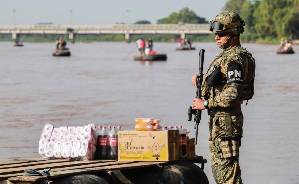 Militares mexicanos cierran el paso a migrantes en el río Suchiate