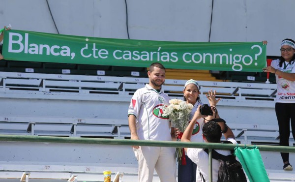 Un gran amor, enmarcado por la pasión al Platense, y que mejor lugar para sellarlo que el estadio Excélsior de Puerto Cortés. Foto Juan Salgado