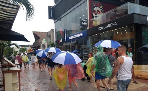 Huracán Héctor, de categoría 3, sigue surcando el Pacífico