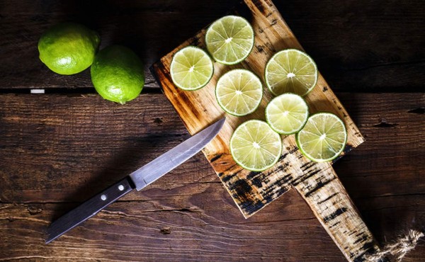 Exprímale el jugo al limón