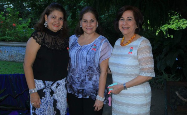 El club de jardinería de la ciudad se reune