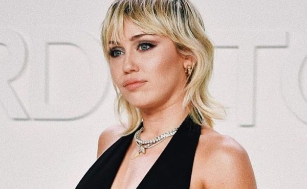 Miley Cyrus queda expuesta por error de vestuario en pleno Fashion Week
