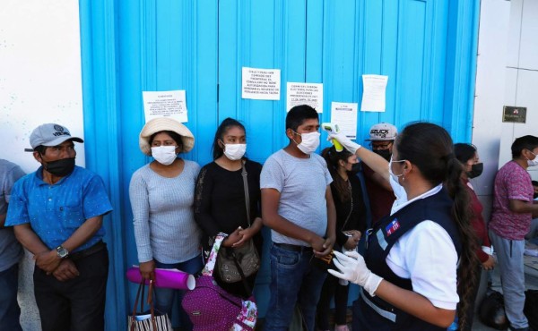 Perú prohíbe que hombres y mujeres salgan juntos por coronavirus