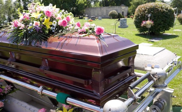 Sepultaban a su padre y se encontraron con algo inesperado  