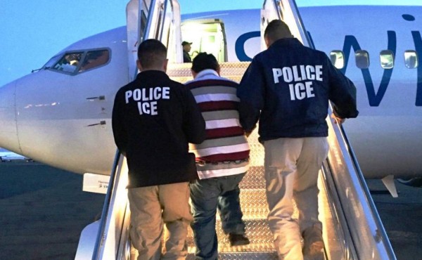 Jueza de EEUU bloquea ley que facilita deportaciones exprés