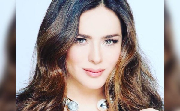 Danna Garcia presume su pancita  