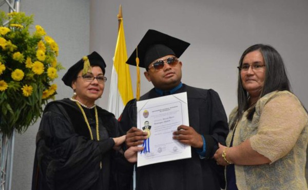 Hondureño nació sin poder ver, pero eso no le impidió ser un abogado