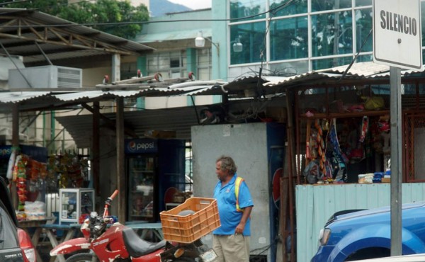Piden regular puestos frente al IHSS de San Pedro Sula
