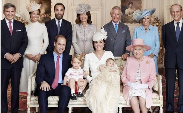 Revelan fotos oficiales del bautizo de Charlotte