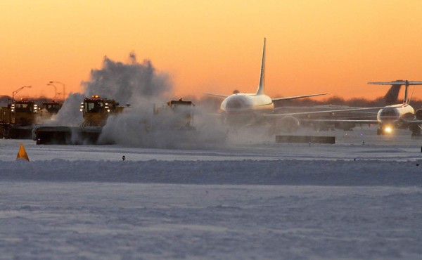 USA: Miles de vuelos cancelados y retrasados por una tormenta de nieve