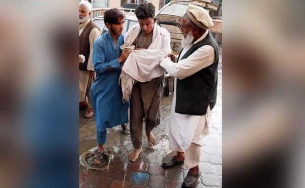 Suben a 62 muertos y 36 heridos las víctimas en el atentado en una mezquita afgana