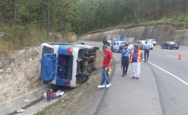 La maniobra del conductor evitó que el accidente pasará a mayores daños.