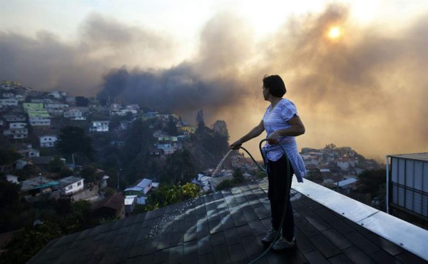 Chile: Evacuación masiva en Valparaíso, incendio se reactiva