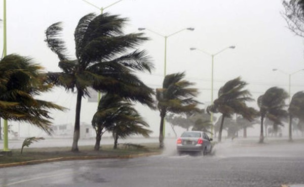 Tormentas Ivette y Earl amenazan a México y Centroamérica