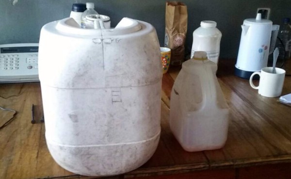 Decomisan seis galones de chicha en el penal de La Paz