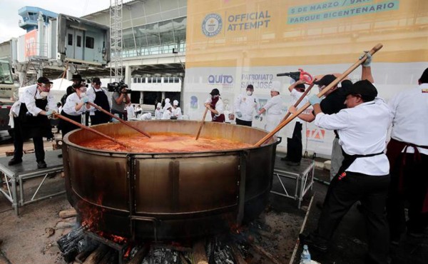 Joven ecuatoriana con sopa tradicional entra al libro de Récords Guinness