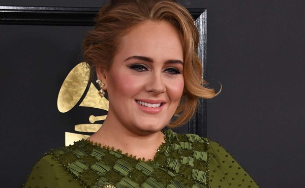 Adele confirma estar casada tras años de especulaciones