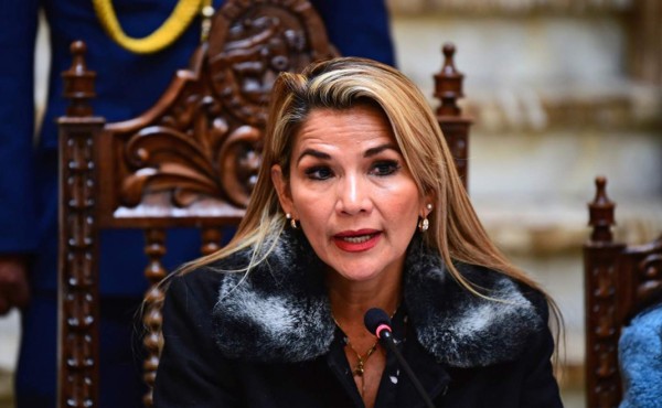 Los agresivos tuits contra 'originarios' e 'indígenas' que borró Áñez