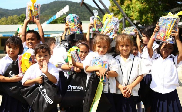 Escuelas Ramón Villeda Morales y Gracias a Dios reciben útiles escolares