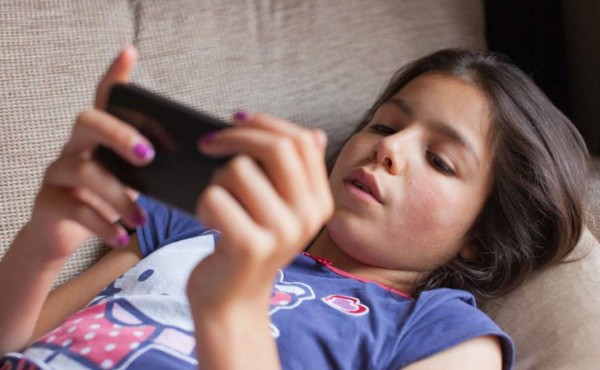 ¿A qué edad puedo comprar a mi hijo su primer teléfono móvil?