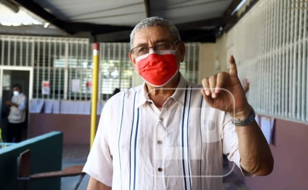 Leopoldo Crivelli ejerció el sufragio en la escuela José Trinidad Cabañas.