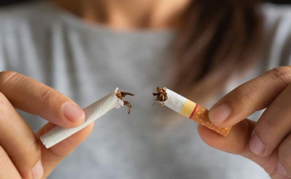 Fumadores dicen que estrés por pandemia los incita a fumar más