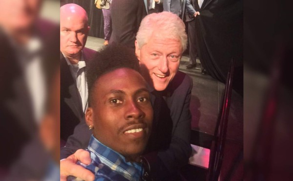 Indocumentado hondureño presume selfie con Bill Clinton