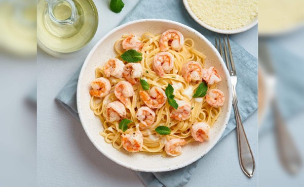 Fettuccine Alfredo con camarones