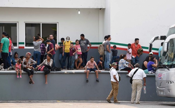 Protestas en estación migratoria de México tras fuga de cientos de indocumentados