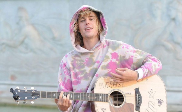 Justin Bieber da serenata pública a Hailey Baldwin