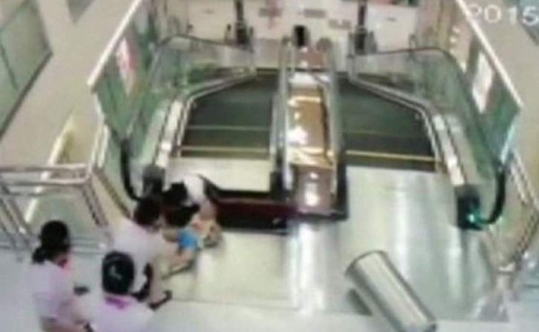 Zafarrancho en mall por cadáver de mujer 'tragada' por escaleras
