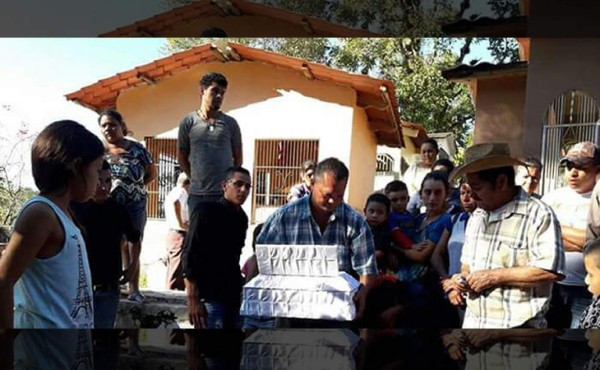 Padre acusa a su esposa de asesinar a su bebita de un balazo en la cabeza