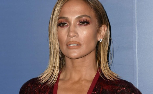 JLo celebra hito en Instagram llevando a fan a premiere de Hustler