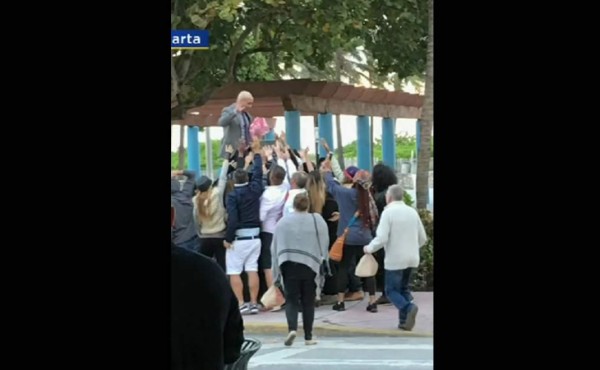 Hispano secuestra taxista, roba banco y regala el dinero