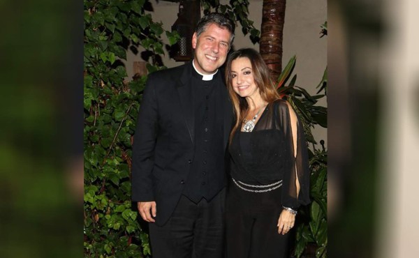 Padre Alberto publica imagen de hace 24 años cuando inició su servicio sacerdotal