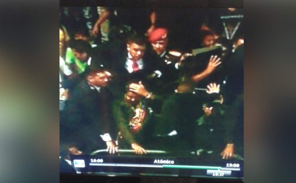 Video: Lanzan objetos a Maduro repudiando su presencia en Puerto Ordaz