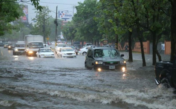 Varios sectores inundados deja torrencial tormenta en San Pedro Sula