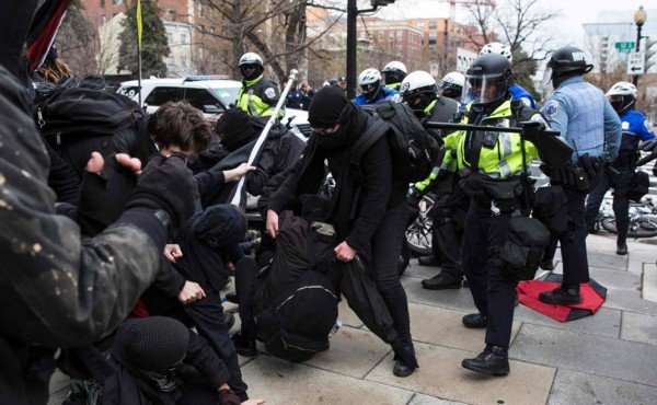 Violencia y descontento en protestas contra Trump en Washington